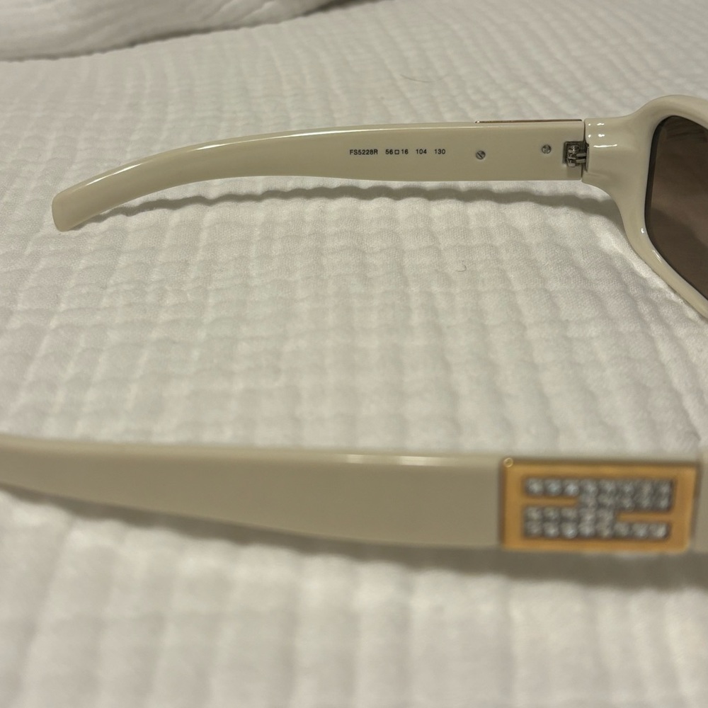 cream / off white Fendi sunglasses FS5228R - Picture 5 of 6